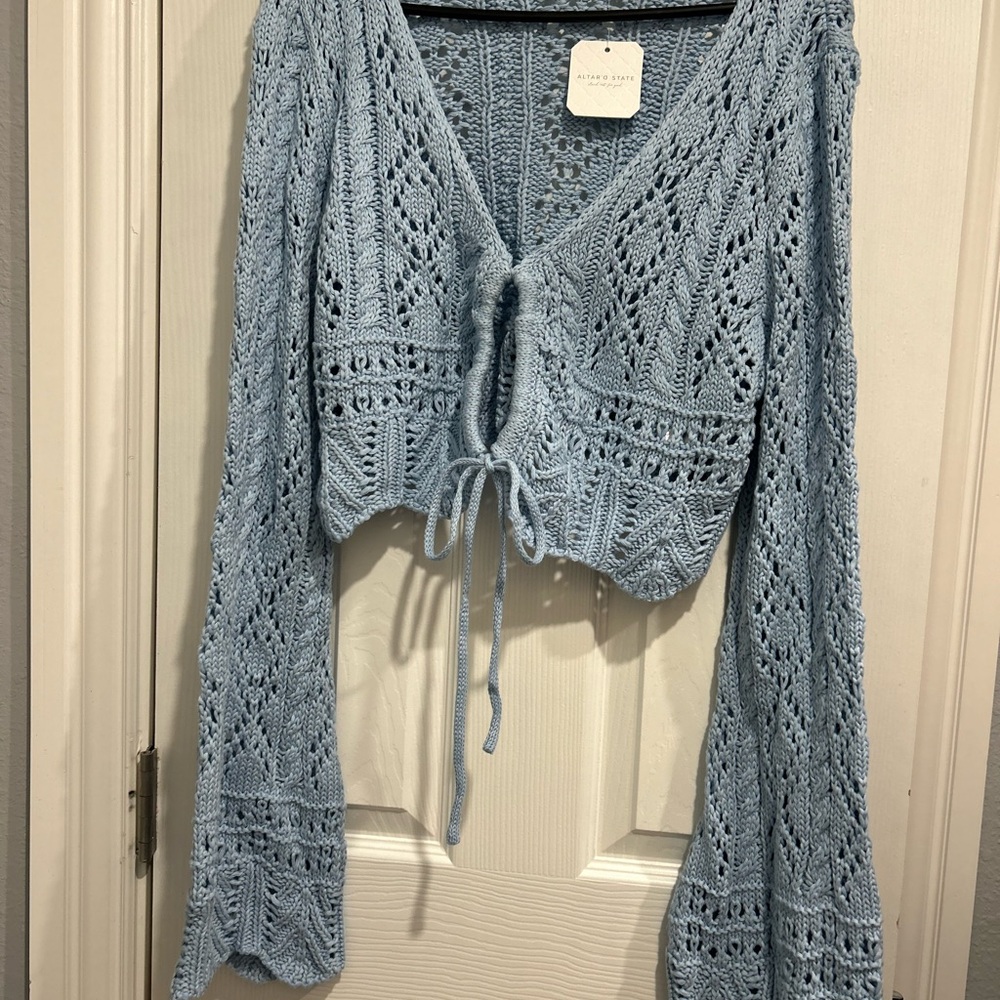 Crochet Shrug  long  flare sleeves, NEW WITH TAGS. SIZE:XXL (JUNIORS)
v01